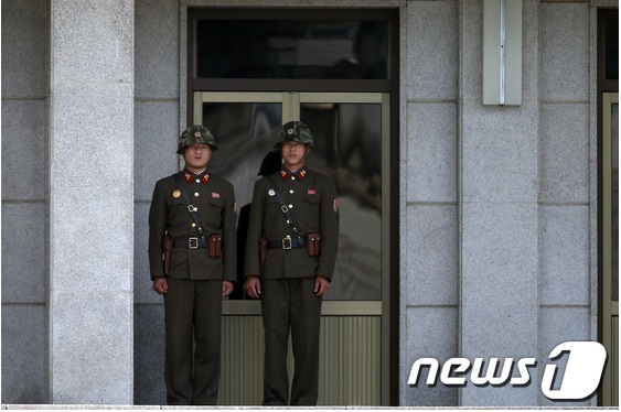 판문점에서 남측을 주시하는 북한군 병사들. /뉴스1 © News1 한재호 기자