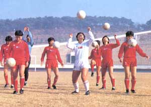 ◇ 아시아선수권대회 우승으로 북한 주민들을 즐겁게 해준 북한 여자축구 대표팀이 훈련을 하고 있다.