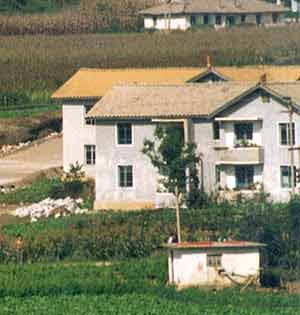 농촌에 건설된 개량식주택이와 같이 아직도 주택사정이 크게 개선되지 않고 주택건설계획도 많은 차질을 빚고 있는 이유는 북한이 현재 주택 문제보다는 먹는 문제, 입는 문제의 해결에 우선 순위를 두고 있기 때문인 것으로 보여진다.