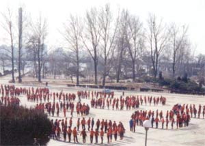 ◇매스게임을 연습하는 북한 학생들.