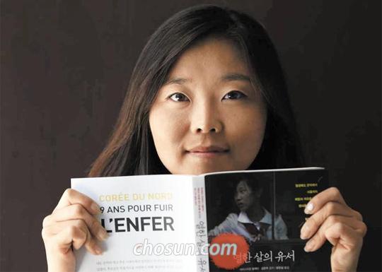 지난 4일 서울 정동에서 만난 김은주씨가 자신의 책 ‘11살의 유서’를 들어보이고 있다. /이명원 기자