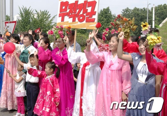 지난 9월 9일 북한정권수립 65주년 행사에 참여한 북한의 여성들. (로이터 뉴스1)© News1