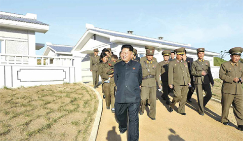 북한 김정은이 서해 최전방 장재도 방어대와 무도 영웅방어대를 시찰했다고 노동신문 9월 3일자에 사진과 함께 보도되었다./ 노동신문