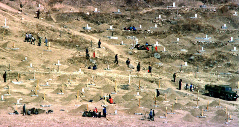 굶주림으로 새로운 묘지가 즐비한 북한의 어느 야산. 그나마 이렇게라도 묻힐 수 있으면 행운이다. 은주씨는 장마당에서 죽은 이들을 손수레에 싣고 한 구덩이에 몰아서 묻는 장면을 수없이 보았다고 한다.