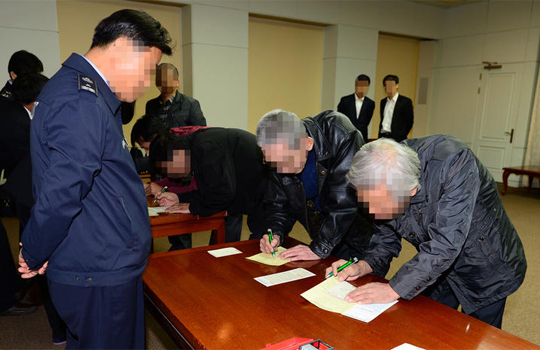 북한에 억류되어 있던 우리 국민 6명이 25일 오후 판문점을 통해 귀환하고 있다. 이날 귀환환 우리 국민 6명은 김모(44)씨, 송모(27)씨, 윤모(67)씨, 이모(65)씨, 정모(43)씨, 황모(56)씨로 모두 남성이며 자세한 신원은 아직 밝혀지지 않았다./뉴스1 