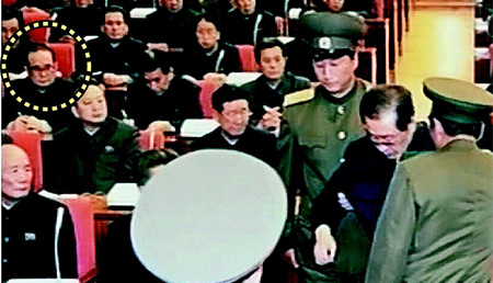 張 체포때 리수용 있었다? 북한 조선중앙TV는 지난 9일 뉴스를 통해 장성택이 노동당 정치국 확대회의에서 체포되는 모습을 공개했다. 이 사진 속에는 ‘리수용’과 비슷한 인물(점선 안)이 찍혀 있다. /조선중앙 TV
