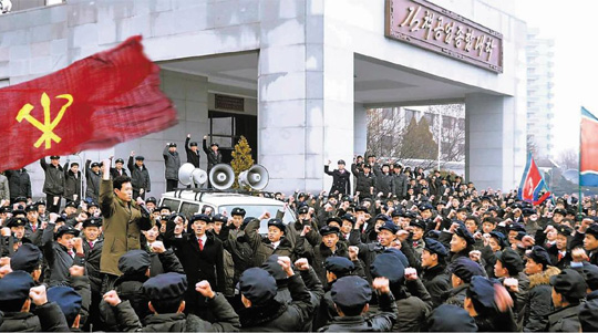 북한 노동신문은 11일자에서 김책공업종합대학 학생들이 장성택 숙청 소식을 접하고 김정은에게 충성을 결의했다는 사진을 게재했다. /노동신문