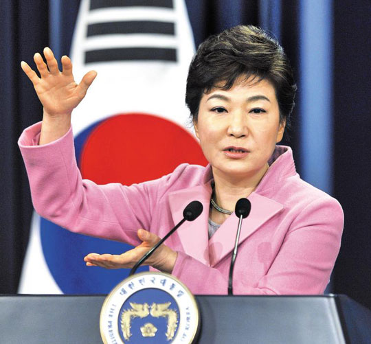 박근혜 대통령이 취임 후 처음으로 6일 청와대 춘추관에서 기자회견을 갖고 있다. 이날 기자회견은 내외신 기자 150여명이 참석한 가운데 80분간 진행됐다. 청와대 수석들과 장관들도 배석했다. 박 대통령은 오는 31일 설을 즈음해 남북 이산가족 상봉을 하자고 북한에 제안했다. /AP 뉴시스