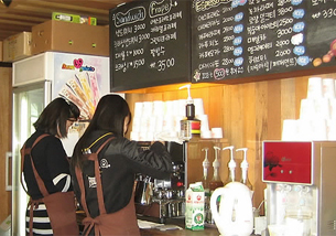 탈북 여성의 자립을 돕고자 '우물가 프로젝트'가 운영하는 테이크 아웃 커피점 '카페 그레이스'에서 탈북 여성 두 명이 일하고 있다.사진-연합뉴스 제공