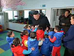 북한 김정은 국방위원회 제1위원장이 평양시의 고아양육시설인 육아원과 애육원을 방문했다고 조선중앙통신이 4일 보도했다.사진-RFA