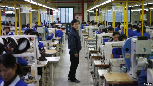 지난해 12월 개성공단 내 남측 입주기업에서 북한 노동자들이 작업 중인 가운데, 북한 관리 인력(가운데)이 이를 감독하고 있다.