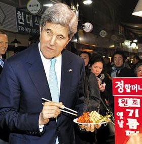 존 케리 미국 국무장관이 13일 서울 통인시장을 찾아 떡볶이를 먹고 있다. 케리 장관은 청와대 예방 직후 이 시장을 찾았다. /주한미국대사관 페이스북
