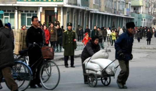 아내를 도와 시장에 짐을 날라주는 북한남편 / 구글 이미지