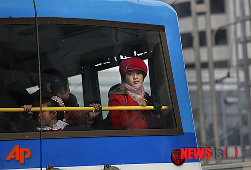 ‘광명성절‘로 불리는 故 김정일 국방위원장 생일인 16일 북한 평양 거리의 버스에 탄 여인이 창밖을 바라보고 있다.