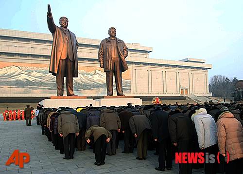 김정일 생일 맞아 동상 앞에 모여든 北 주민들