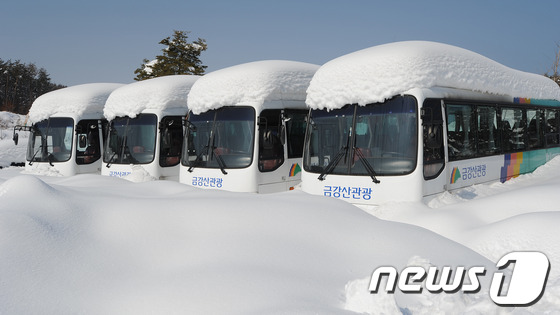 이산가족 상봉단이 방북에 사용할 현대아산측 버스 2014.2.15/뉴스1 © News1 하중천