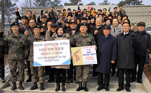 지난달 23일 이애란 원장이 최전방 육군 열쇠부대를 방문해 약과를 전달하고 있는 모습./북한전통음식문화연구원 제공
