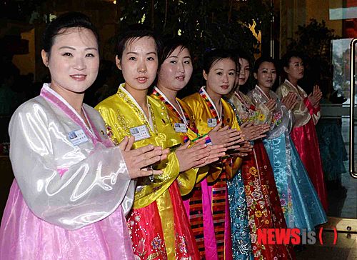 한복 차려입은 북한 여성들
