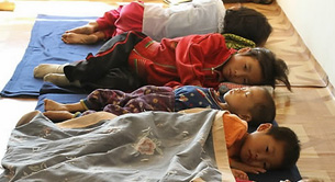 수해 피해를 당한 북한의 한 지역 병원에 영양실조에 걸린 북한 어린이들이 나란히 누워 있다.사진-연합뉴스 제공
