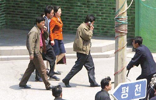 지난 5월5일 평양 시내 영광거리에서 한 남자가 휴대폰으로 통화하며 걸어가고 있다. /조선일보 DB