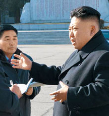 북한 노동신문은 3일자에서 김정은 국방위 제1위원장이 미사일 등 군사 장비에 들어가는 전자 설비를 생산하는 평양 약전기계 공장을 방문해 관계자들에게 지시를 내리는 모습(사진)을 보도했다. /노동신문