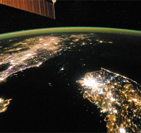 박근혜 대통령이 “북한이 마치 바다처럼 보여, 마음이 착잡했다”고 언급한 한반도 야경이 담긴 위성사진. 북한 지역은 깜깜하고 남한 지역은 밝다. /미 국립항공우주국(NASA)