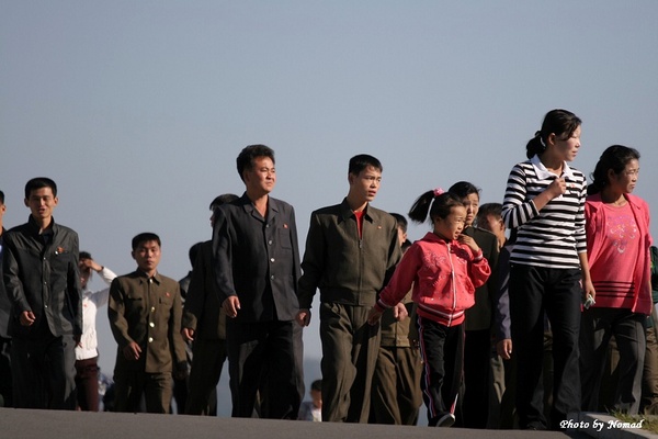 ▲  북한 주민들이 동상을 향해 가고있다.