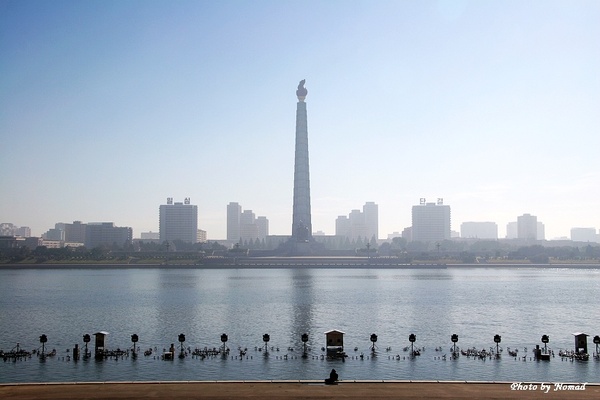 평양의 주체사상탑. 전기부족이 심각한 북한이지만 주체사상탑의 조명은 꺼지지 않는다.