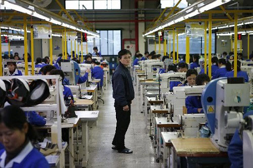 16일 통일부에 따르면 북한 개성공단지도총국은 매년 5% 인상하던 개성공단 북한 근로자 임금을 올해 10% 올려줄 것을 요구했다./조선일보DB 