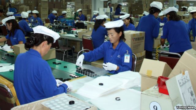 개성공단 재가동이 시작된 지난해 9월 개성공단 내 한국기업 북한 근로자들이 제품 생산 작업 중이다. (자료사진)