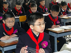 북한의 한 소학교 풍경. 신입생들이 첫 수업을 받고 있다.