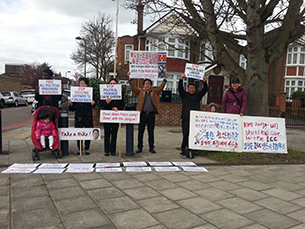 영국 거주 탈북민들이 런던의 북한 대사관 앞에서 북한정권의 인권유린 만행을 규탄하는 시위를 벌이고 있다. RFA PHOTO/ 김국화