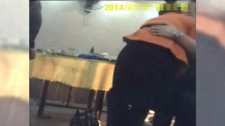 북한의 노래방 겸 룸살롱에서 남녀가 서로 껴안고 있다. TV조선 