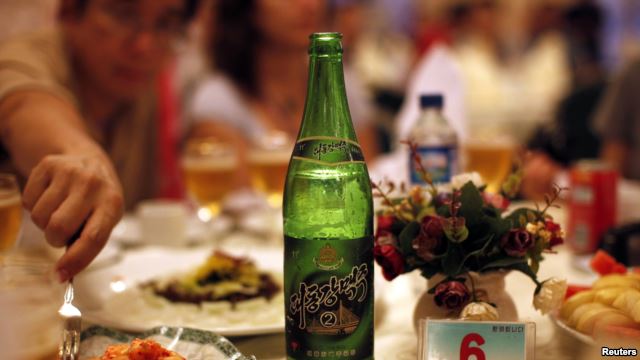 북한의 한 식당에 마련된 연회장 테이블에 '대동강 맥주'가 놓여있다. (자료사진)