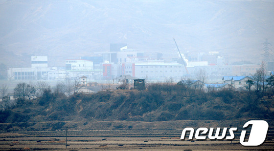 지난 12일 판문점 공동경비구역 남측 지역에서 바라본 북한 기정동 마을 뒤 개성공단이 보이고 있다.2014.3.12/뉴스1 © News1 박정호 기자