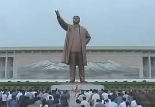 북한 주민들이 만수대언덕 김일성동상을 참배하고 있다.