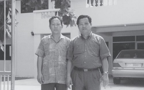 홍순경씨(왼쪽)와 이종환 사회안전부 국장. 이 국장은 홍씨를 태국주재 북한대사관 과학기술 참사로 스카우트해준 은인이었다.