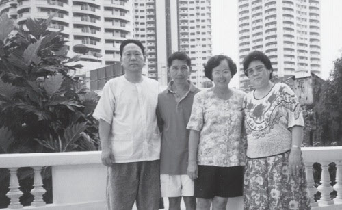 홍순경씨가 태국에서 살던 시절, 집주인 찰리따 내외와 함께 찍은 사진. /책 '만사일생' 중