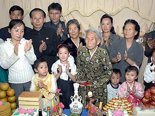 100세를 맞이한 북한의 장수 어르신이 생일 잔치를 벌이고 있는 모습. / 출처 - 자유아시아방송