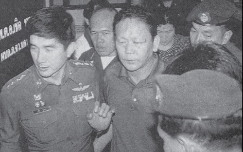 지난 1993년 3월11일자 방콕포스트 1면 톱기사에 실린 홍순경씨 사진. 태국 경찰에게 조사를 받기 위해 하고 있다. /책 '만사일생' 중