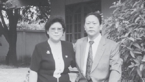 홍순경씨가 1997년 태국 주재 북한대사관 과학기술 참사 시절 부인과 함께 찍은 사진. 그는 "당시 북한 시각으론 남부럽지 않은 시절이었고, 대한민국 시각으론 속고살던 시절"이라고 했다. /책 '만사일생' 중