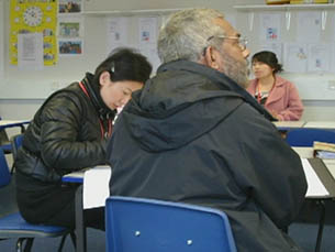 Maldon College에서 시민권 시험 공부를 하고 있는 영국 탈북민들.RFA PHOTO/ 김동국