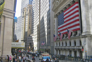 뉴욕 맨하탄의 Wall Street.Photo courtesy of Wikipedia
