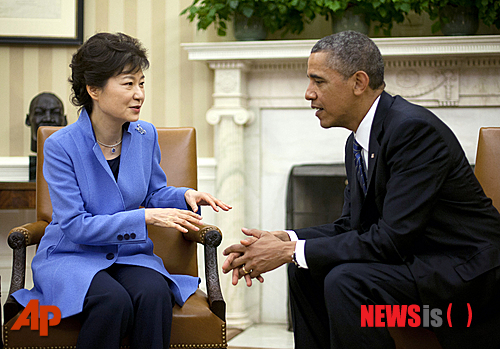 【AP/뉴시스】지난 5월 당시 미국을 방문한 박근혜 대통령이 워싱턴 백악관 대통령 집무실에서 버락 오바마 대통령을 접견하는 모습. 2013-05-08