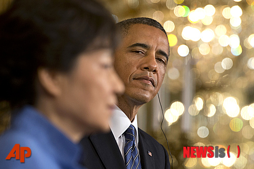 【워싱턴=AP/뉴시스】박근혜 대통령과 버락 오바마 미 대통령이 7일(현지시각) 미국 워싱턴 백악관 이스트 룸에서 한·미 정상 합동 기자회견을 하고 있다. 2013-05-08