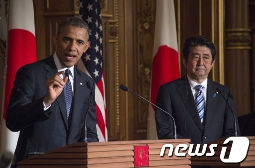 일본을 방문한 버락 오바마 미국 대통령(왼쪽)이 24일 아베 신조 일본 총리와 정상회담 후 기자회견을 갖고 있다. © AFP=뉴스1