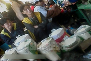 양강도 혜산시장에서 쌀을 파는 북한 여성의 모습. 혜산시장에는 식량이 풍부하다고 한다.사진-아시아프레스 제공