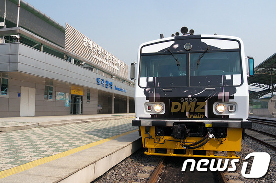 지난 4일 개통된 DMZ 열차가 도라산역에 정차해 있다. / 사진=코레일 © News1
