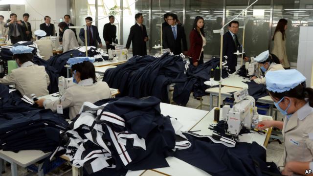 지난해 10월 한국 국회의원들이 한국측 기업의 공장이 가동되고 있는 개성공단을 시찰하고 있는 가운데, 북한 노동자들이 작업에 열중하고 있다. (자료사진)