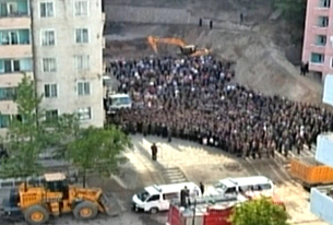 지난 13일 북한 평양의 평천구역에서 23층짜리 고층 아파트가 붕괴돼 대형 인명피해가 난 것으로 알려졌다. 북한은 사고 소식을 이례적으로 보도하면서 최부일 인민보안부장 등 고위 간부들이 피해 주민들에게 사과했다고 밝혔다. 사진-연합뉴스 제공